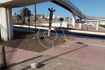 Caída de cascotes de la pasarela elevada del vial costero próxima a la rotonda de Hoya del Pozo/TA.